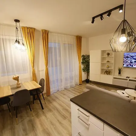 Apartmán Flamingo - Balcony, Ac, Downtown