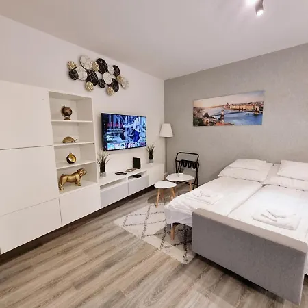 Flamingo - Balcony, Ac, Downtown Apartment Budapest