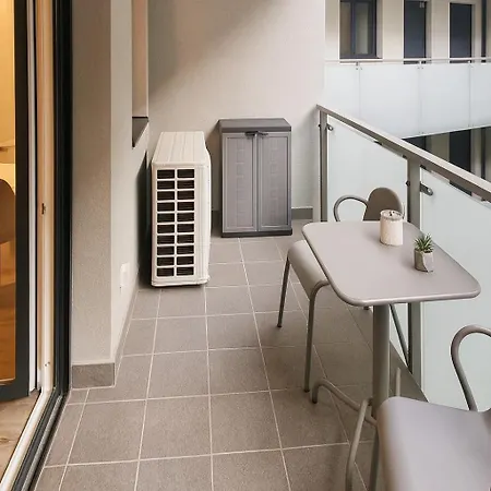 Flamingo - Balcony, Ac, Downtown Apartment