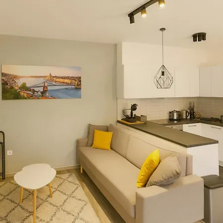 Flamingo - Balcony, Ac, Downtown Apartment *