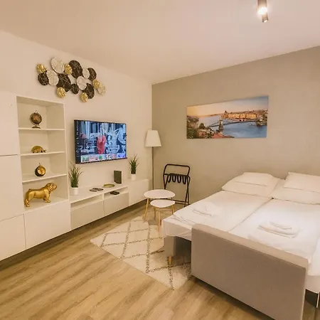 Flamingo - Balcony, Ac, Downtown Apartment Budapest